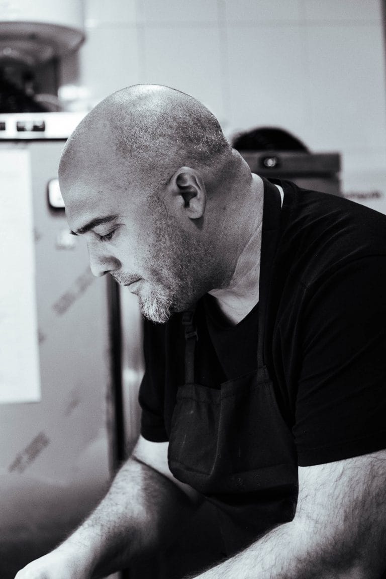 Chef Salvador Furió cocinando en A Tu Gusto