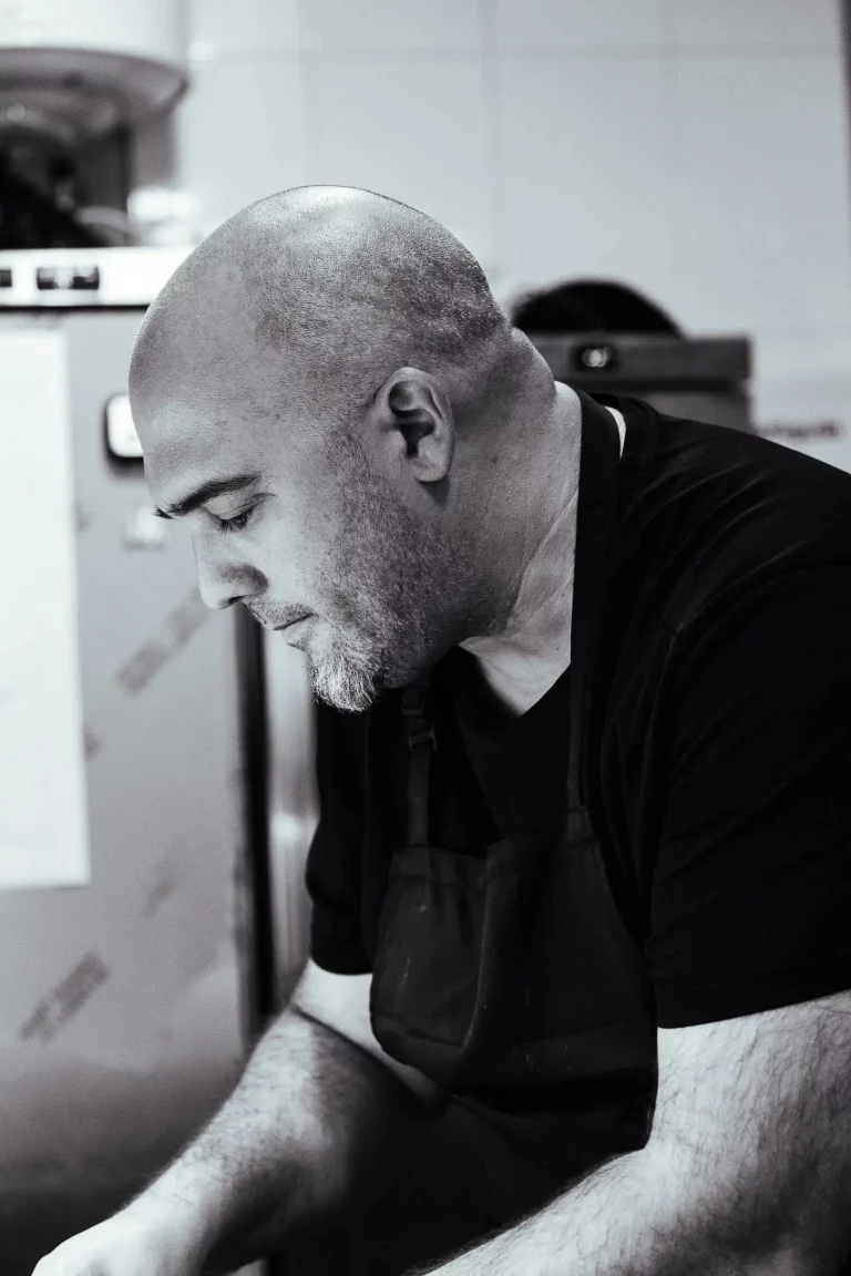 Chef Salvador Furió cocinando en A Tu Gusto