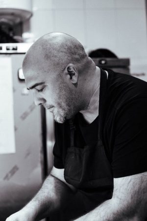 Chef Salvador Furió cocinando en A Tu Gusto