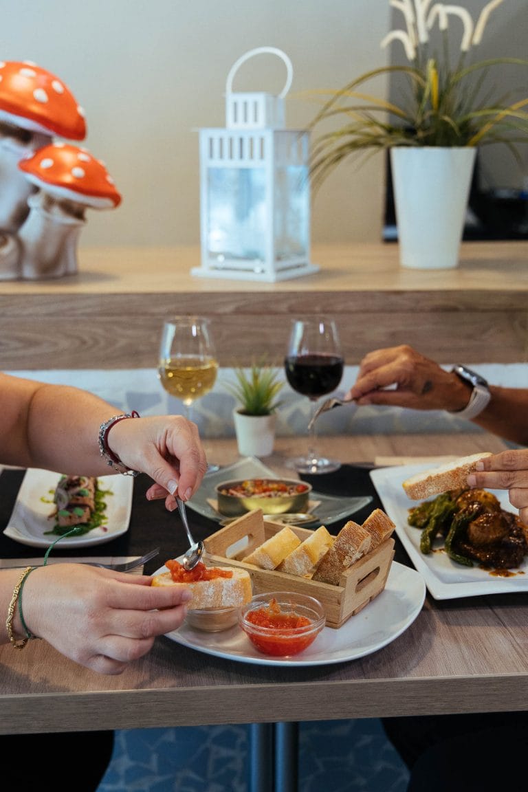 cena de pareja en el interior Restaurante A Tu Gusto Valencia