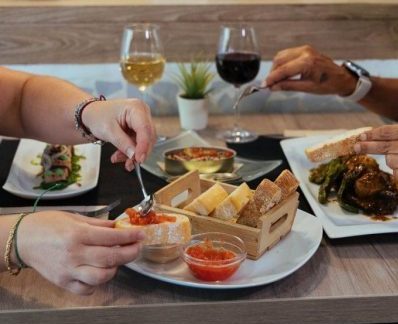 cena de pareja en el interior Restaurante A Tu Gusto Valencia