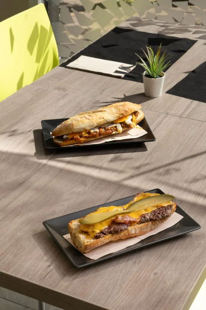 Bocadillo de figatells con encurtidos en A Tu Gusto Valencia