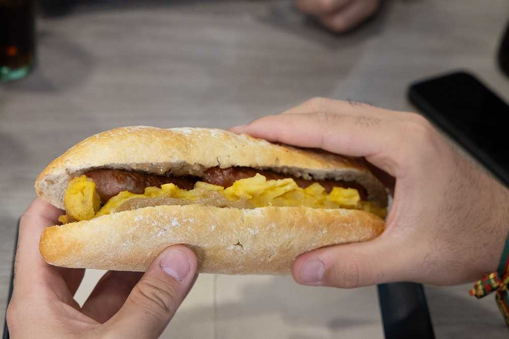 Bocadillo valenciano La Abuela, receta tradicional con embutido y huevo en pan artesano