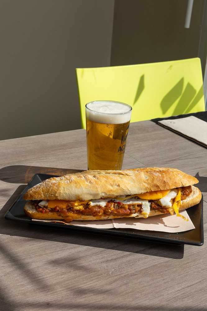 Bocadillos valencianos: Titaina del Cabañal en pan crujiente con tomate, pimiento, piñones y atún.