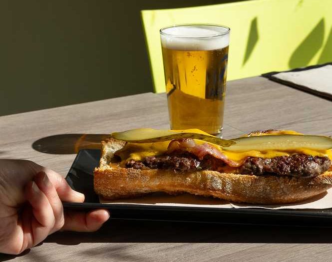 Bocadillo de figatells valencianos a la plancha, un clásico del almuerzo en Valencia.